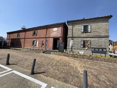 駅前には明治33（1900）に設立された富岡倉庫株式会社が建設した倉庫群があり、明治34年（1901）竣工のレンガ積み２階建ての１号倉庫は改修されて「群馬県立世界遺産センター（セカイト）」として活用されています。