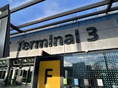 次に来た空港行きのバスに乗って7時頃バスを降りました。
そこからターミナル３まで結構歩きました。
ビジネスカウンターを使ってチェックイン。ラウンジの場所も教えてもらいました。
セキュリティチェックをして制限エリアへ。