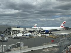 到着しました。
入国審査の列に並んだのが到着予定時間位でした。
そこから30～40分並んで入国審査。
目的は何か、何日滞在するか、お金をどのくらい持っているかを聞かれました。
そのあとはエアトレインの表示に従って歩きます。
ジャマイカ乗換だったので2本見送ってからジャマイカ行きに乗りました。
降りる時にクレジットカードタッチでお支払いしました。8.5ドルと書いてありました。