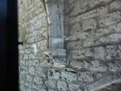 東側の門からブリュージュへ。こんな狭いところから入れるの？大丈夫？こすらない？どきどき。
いや～、ドライバーさんすごいです。

アーチの下部分を見るとヒトの彫刻かな。
地図で見たら十字の門(Kruispoort)でした。