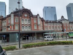 本降りの雨ですが、出来るところまでやってみよう、という事で東京駅に集合しました。