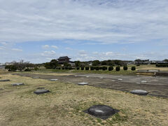 大極殿の東側に広がるのは第二大極殿の遺構
このエリアは建物の復元ではなく、遺構が保存されています