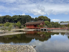 ここは、無料で中に入ることができ、池の周りの散歩できるようになっています