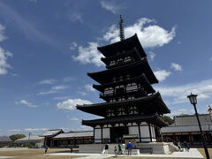 国宝の三重塔
六重塔に見えますが、各層に飾り屋根が付いているので、三重塔です