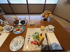 おはようございます。清光園での一泊はとても静かでよく眠れました。

朝ごはんは洋食です。
スクランブルエッグ、サラダ、ソーセージ、オレンジジュース、チーズの種類が多かったです。

