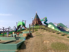 車に乗って、武生中央公園へ。
かなり大きい公園で、子どもたちが喜びそうな所。
大人は歩くだけで、十分運動になる。