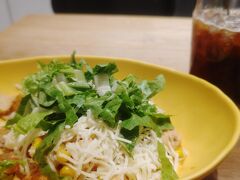 この日の夜はスペインバルに飲みに行く約束があったので、なんとなく昼は和食かなーとか思ってたのですが、今週末から暫く福岡に戻るのでこれ系のご飯とも暫しお別れかな…てことでミッドタウン八重洲にあるブリトー専門店フリホーレスにやってきました。会社からお店に行く途中で歩きながらモバイルオーダーして、お店に着いたら受け取って着席っていう無駄のない、これぞ現代人の動き。
オーダーしたのはグリルチキンのブリトーボウル1180円。1000円超えるとコーヒーが120円で追加できます。ブリトーボウルは、少量に見えるけど豆とかご飯が入ってるので、そこそこのボリューム。このままだとかなりマイルドなお味なので、ハバネロソースを適度にぶっかけていただきます。ちなみにこちらのお店のアプリに1000円ごとにたまるスタンプカードがありまして、3個たまると300円引きです。
