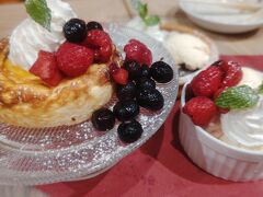 ランチではないけど、その日の夜GlassDance八重洲で最後に出てきたデザート盛り合わせ（1500円）がなんか凄かったので激写。パエリヤとアンチョビキャベツが美味しいお店です。アンチョビキャベツは、1人一玉レベルでは？ってくらいにお代わりしまくった（笑）

ここから暫く福岡で仕事するので、また東京に戻ってきて開拓したら第二弾をまとめる予定です。