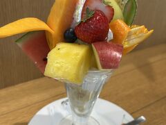 今日は暑かったので、公園内でソフトクリームを食べたものの熱さがぬけきれず、立川駅でフルーツパフェでクールダウン。暑い中、けっこう歩きました。