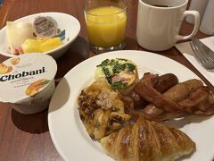 マリオットのプラチナ特典で朝食かポイントを選べたので朝食を選びました。
朝食。ブッフェですがコーヒーとオレンジジュースはサーブしてくれました。
お料理の種類はそんなに多くありません。
7時過ぎに行きましたが9割がた席は埋まっていて時々待ってる人も。