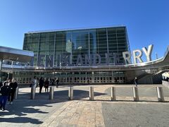 8時ごろホテルを出て地下鉄でSouth Ferry駅へ。
そこからStaten Island Ferryのターミナルへ。
立派なターミナル。