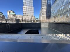 9/11 Memorial & Museum。
大きなプールの周りに犠牲になった方の名前が書かれています。
あの日の衝撃を思い出します。