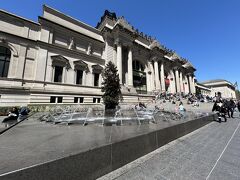 やってきたのはメトロポリタン美術館。
豪華な建物の前の階段にはたくさんの人が座っていました。
朝出てきたときは4度位だった気温も少し上がってきて、日差しもあって良い天気。