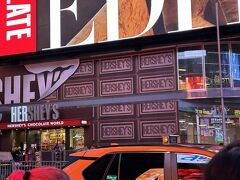 少し歩いて道の反対側はHershey's
こちらにも入ってみました。
グッズもありましたが、すごい種類のチョコレートがありました。