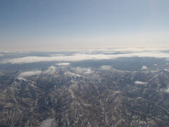 北海道にそびえる山々が見えました( ｀ー´)ノ。
そろそろ着陸態勢に入ります。
