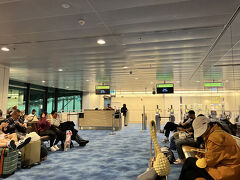 携帯の目覚ましで目が覚めると、周りの人の多さにびっくり。
チェックインを済ませ、出国と手荷物検査を済ませ搭乗口へ移動。

バリ島行きは人気があるから人が多いですな。
日本人もちらほらと見るけれど、おいらと一緒でシンガポール経由のバリ島かな？