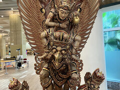 うとうととしていたらバリ島に到着。
ガルーダに乗ったヴィシュヌ神がお出迎え。