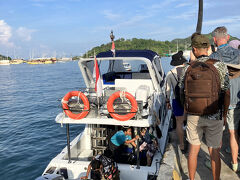 開けて翌日、本日はコモドドラゴン等を見にいくツアーに参加。

ホステルに迎えの車が来たのでそれに乗り込み港へ移動。

ちなみにツアー代金以外にコモド島や他の島への入島税が掛かります。
平日と休日で値段が少し変わるのでご注意を。
おいらは平日だったので、415kインドネシアルピーかかりました。