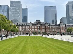 2012年に復元された駅舎で、高層ビル群とレトロな建物が印象的なスポットです。
