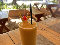 8年半前に泊まったエキゾチックリゾート
とにかく暑いのでフレッシュドリンクをいただく

扇風機をこちらに向けてくれ
Wi-Fiのパスワードも教えてくれた
これでゆっくり時間も潰せる

この時間は島の客のほとんどが海に出てしまい
とっても静か～