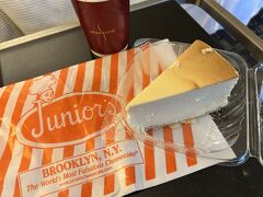 お部屋に戻って、朝のうちに買ってきてあったJunior's Restaurant and Bakeryのチーズケーキを頂きました。
甘くて濃厚でおいしいです。
1切れ9.25ドルですが、イメージするチーズケーキの3個分ぐらいある気がします。
すごく大きいです。
