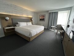 バスは途中まで立っていましたが20分位で到着。
歩いて３分位のところにホテルが見えました。
ダブルツリーバイヒルトン。
部屋、広い。新しいのかきれいです。
