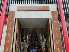 「宣昌」のターミナルからバスに乗って、まずは市内の「酔愛我家」というレストランに入りました。ここはかなり高級店の様な内装です。