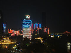 町の中心に差し掛かると光り輝くビルが現れました。