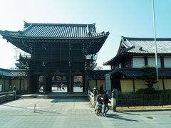 最初に現れたのは「興正寺」でした。1912年の明治45年に建立された二階建ての立派な楼門が「三門」になります。「三門」とは空・無相・無願を経て涅槃に至る門を意味し三解脱門を表しています。