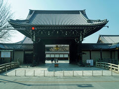 次に見えてくるのが「西本願寺」の「御影堂門（ごえいどうもん）」です。祖母が子供の頃に西本願寺から白い馬車が迎えに来て、よく遊びに行ったと言っていたのを思い出します。