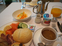 20分ほどご近所をウロウロしたら、ホテルに戻って朝ごはん～。
手前のパンは、ハイジの白パンっぽいので、柔らかいのかと思ったら、しっかりと硬いパンでした。日本は柔らかいパンが多いからついついそう思っちゃいますね。
あ～、鮭もいて嬉しい！