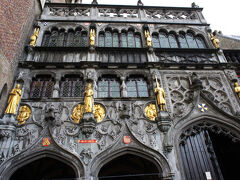 市庁舎の右側にある聖血礼拝堂へ。「聖血(せいけつ)」って聖なる血、なわけですが、音だけ聞くと「清潔」って頭のなかでは変換しちゃうんですよね。ふ～む