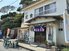 下田の白浜海岸から車で2分ほど南下した場所にある磯一（いそいち）で遅めのランチ！

古い一軒家のような店構えで海鮮料理を頂くとしよう！
テーブル席と座敷に分かれていた座敷に通される・・・
メニューに肉は無く、魚料理尽くし