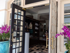 ブティックでお土産探し。