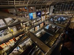 サンズに戻って来ました。
この直通エスカレーターに乗るのが一番近道のような気がする。
遅いディナーに行きます。