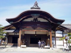 三宝院庭園は1598年の慶長3年に豊臣秀吉が「醍醐の花見」に際して自ら基本設計をした庭であり、今も桃山時代の華やかな雰囲気を伝えています。