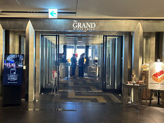 お目当ての【The Grand Ginza】まぁ素敵・・
でも名前を告げると、ここからは入らず右の通路を案内されました。