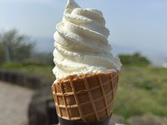 もう初夏の陽気なんで、展望台の1階にある「ホノルル食堂」という売店でソフトクリームいただきました！
店名の通り何故か平塚やのに、ハワイ産のコーヒー豆やグッズを販売してた(^_^;)