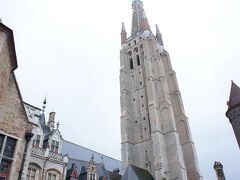 聖母教会にきたら、なにやら工事中でぐる～っと迂回して中に入ることに。晴れてると遠回りもあまり気にならないんですけど。