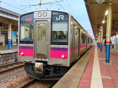 17:27「酒田駅」到着。昨年夏の夕刻、秋田地方の豪雨のためこの駅からの秋田行きが運行取りやめに。進むも戻るもできなくなって急遽ここ宿泊となりました。