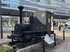 熱海駅に到着。駅前に軽便鉄道の展示がありました。小田原熱海間を２時間40分で結んでいたそうです。