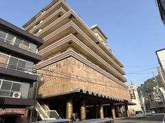 熱海駅から送迎バスで金城館に到着。駅から歩くにはかなり距離があると思いました。重厚な建物にびっくり！！