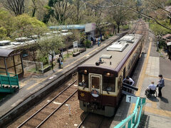 足尾駅まで行くよ。

途中神戸(ごうど)駅で予約していた駅弁をGet

ここの駅は停車時間がちょっとあって、
駅弁や飲み物を売りに来たり
観光気分が上がります(^∀^)
