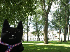 「ここは、公園のお隣りにあるベギンホフの中庭。高い樹の木陰が気持ちいいにゃ」