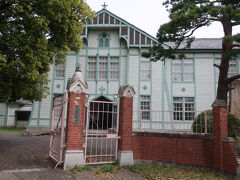 正門を入って左手に進むと群馬大学工学部同窓記念会館（旧桐生高等染織学校講堂）があります。