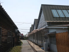 織物参考館・紫（ゆかり）に入ります。こちらは森秀織物の旧釜場、旧整経場、旧鋸屋根工場などを利用した体験型織物博物館になっています。私たちは特に体験学習はやらず、建物や展示を見学します。