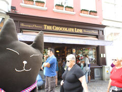 お昼を食べたら2時近くになったので、ボートに乗る集合まであと1時間。
お目当てのチョコレート屋さんに行かなくちゃ。
とはいうものの、フツウのチョコは日本に持って帰ったらでろでろになるので、旅行中に食べるものを買いたかったんですけど、この時はお目当てのお店ではその手のは無く…。ざんねん
「ここで、ヘーゼルナッツのチョコを買ったけど、溶けない…よね」