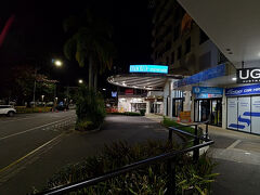 5:45ごろUberの料金がAUS＄22くらいに落ち着いてきたので、Pickupを依頼してホテルに向かいました。名前の知れた？アパートメントホテルでしたので、問題なくスムーズに送り届けてもらえました。この旅行ではUberが便利でしたが、通信環境があることが条件ですので、eSIMやレンタルWi-fiがあるといいですね。
早朝でしたがホテルにスタッフさんがいて、荷物を預かってもらいました。とても感じの良い方ばかりでした。