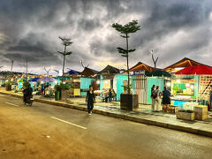 ホステルに戻り、シャワーを浴び晩御飯を食べに外に出ます。

海岸沿いのシーフードは美味しそうなのだが、一人で食べるにはちょっと高すぎるのでパス。