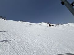 リフトで斜面を。ゴールデンウィークまでスキー場として営業すればいいのに！